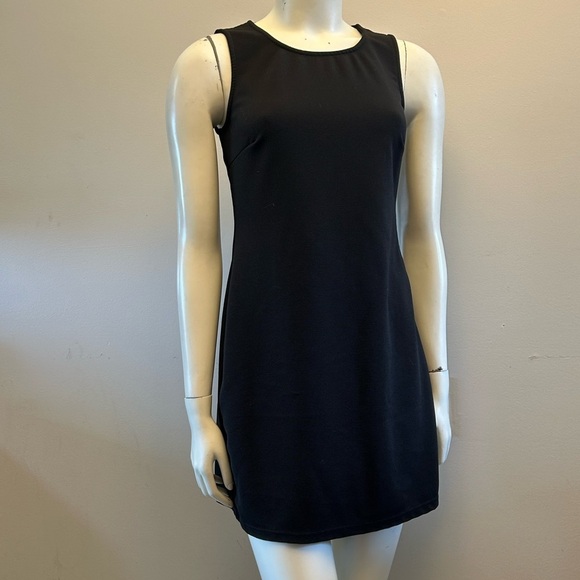 Molly Bracken Elegant Sleeveless Black Dress with Lace and Bow Details - Picture 8 of 13